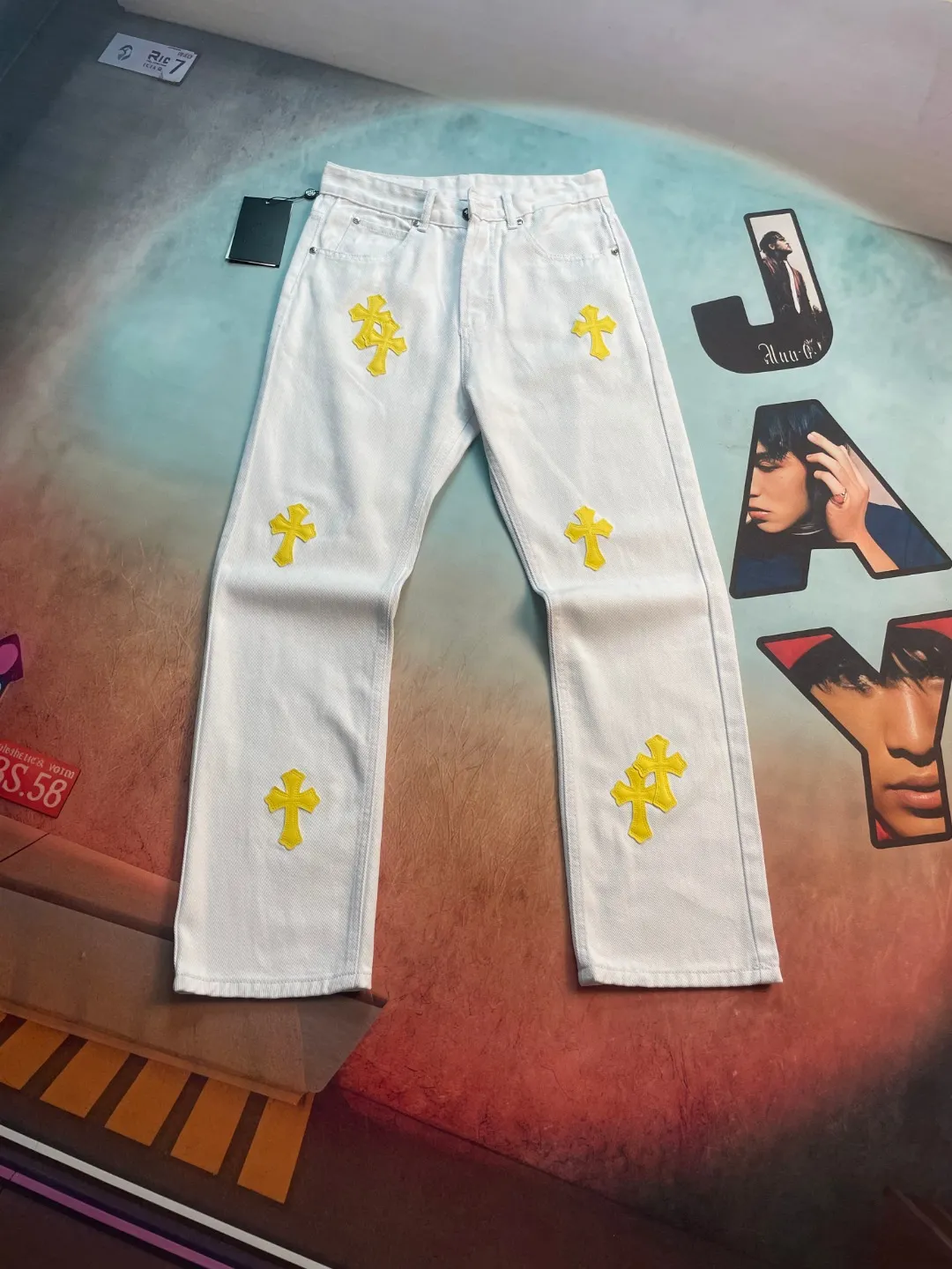 🅿️240 🔘Style number-KL165 🔘Cro Heart𝐂𝐡𝐫𝐨𝐦𝐞 𝐇𝐞𝐚𝐫𝐭 White cow lemon yellow cross patch leather jeans* This is simply a dream item in the fashion world! It uses top-notch heavy-duty washing technology to give the white denim a full texture and full retro charm. The laser-cut cross in calfskin is the finishing touch of these pants. The lemon yellow is bright and eye-catching. When paired with white denim, it creates a unique fashion sparkle. The distressed silver hardware has ultra-fine details and a high-end feel. The straight version is even more unique. It has a great slimming effect on the upper body. It can be easily controlled regardless of body shape. The genderless trend takes off immediately! The design of these pants is unique, the details are superb, simple and elegant. The workmanship is also quite exquisite, the wiring is neat, and every small detail is handled just right. The high-end quality is completely different from ordinary products! The matching suggestions are as follows: Trendy street style: Wear a black loose hooded sweatshirt with a personalized fluorescent graffiti pattern on your upper body, then a black leather jacket by Croix Heart, and a pair of black high-top Converse or Balenciaga dad shoes on your feet. For accessories, you can choose a silver necklace and ring from Crow Heart, and then wear a black baseball cap. Walking on the street will definitely turn heads. Casual fashion style: wear a white cotton short-sleeved T-shirt inside, a light blue denim jacket on the outside, these Crouch jeans on the bottom, and a pair of white shoes, like Nike's Air Force 1. Wear a simple white backpack for daily outings and shopping, which is comfortable and fashionable. Personalized retro style: Choose a retro polka-dot shirt and tuck the shirt into your pants. Pair it with a pair of brown retro leather shoes or Martin boots with thick soles. Wearing a pair of round retro sunglasses, the overall look is unique and retro.  Size: S M L XL (28.30.32.34) Color: White